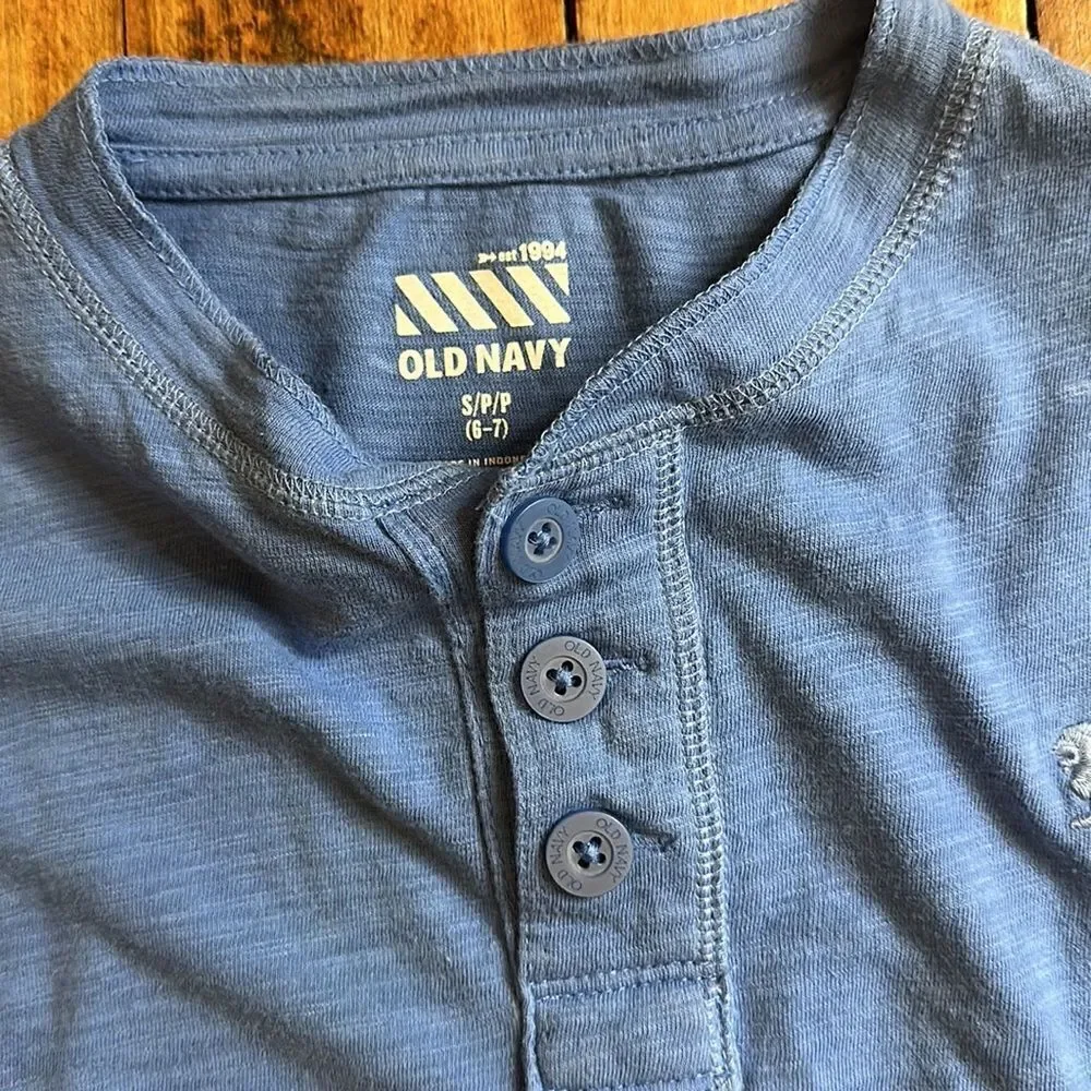 Boys size 6 to 7 Old Navy Long sleeve Shirts